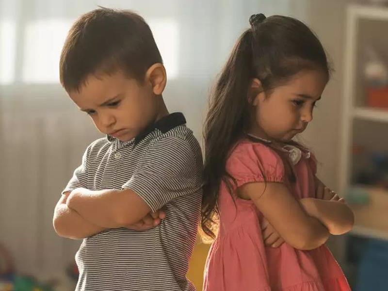 Kardeş Kıskançlığı Ne Zaman Doğaldır, Ne Zaman Desteğe İhtiyaç Duyar?